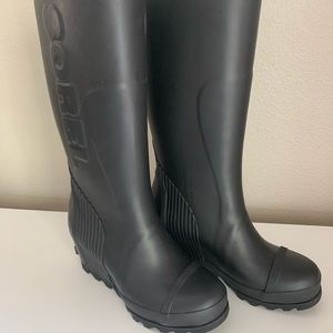 Black Sorel wedge rubber boots